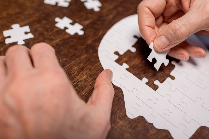Sinais e sintomas do Alzheimer - imagem mostra um quebra-cabeças em formato de cabeça sendo montado