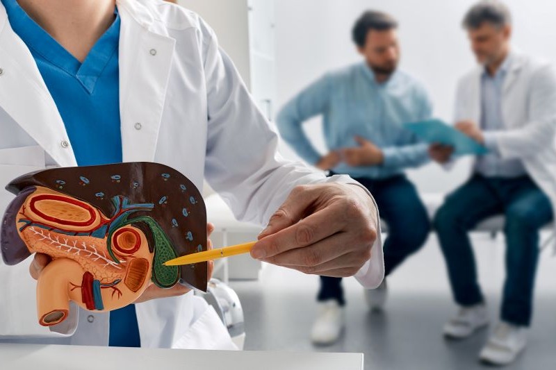 Artigo "O que um urologista faz". Imagem mostra uma aparente consulta médica de urologia.